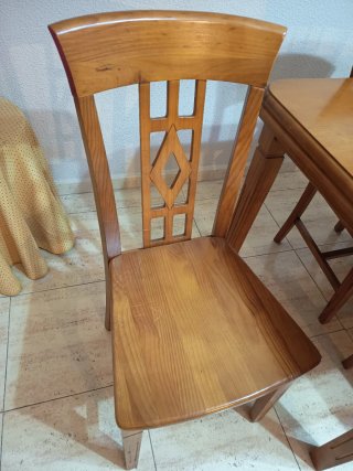 Mesa de comedor y 6 sillas de madera
