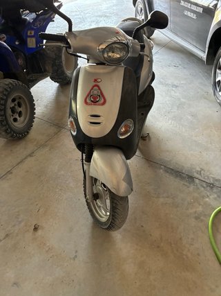 Kymco 49cc Scooter Negra/Gris