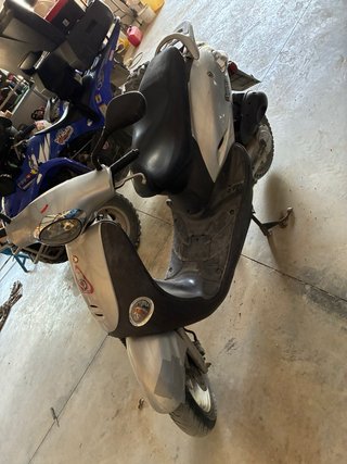 Kymco 49cc Scooter Negra/Gris