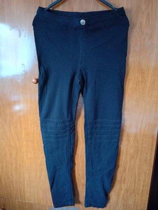 Pantalón negro con detalle