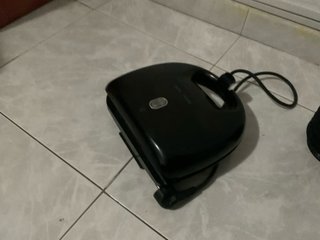 Sandwichera negra