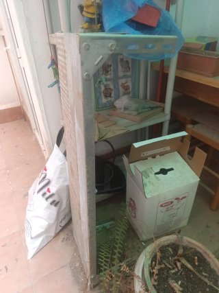 Microondas,mesa con tablero y sillas,muebles etc
