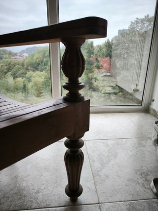 Sillón rústico de madera hecho a mano