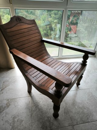 Sillón rústico de madera hecho a mano
