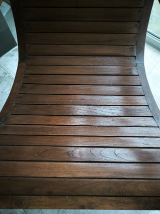 Sillón rústico de madera hecho a mano
