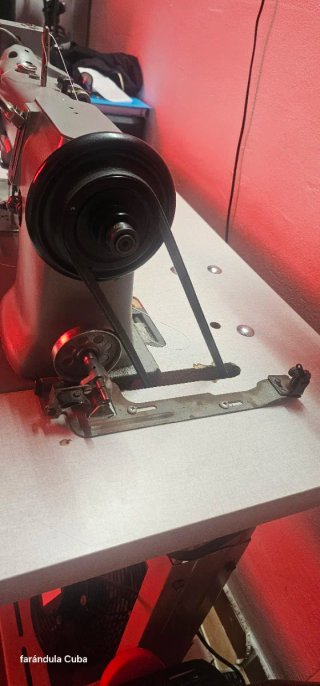 Máquina de Coser Triple Arrastre