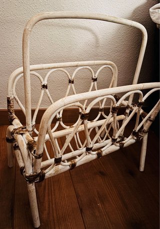 Revistero de mimbre blanco