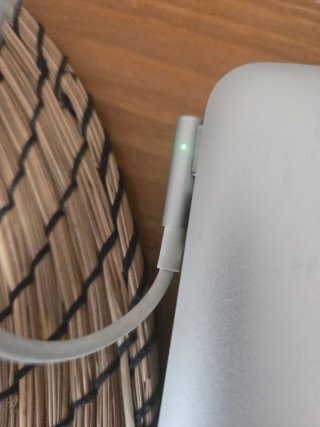 Apple iPad Air, MacBook Pro y Magic Mouse 2