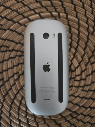 Apple iPad Air, MacBook Pro y Magic Mouse 2