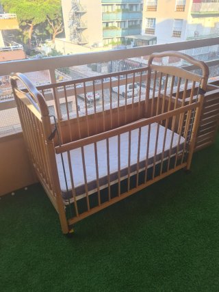 Cuna de madera con colchón Danate