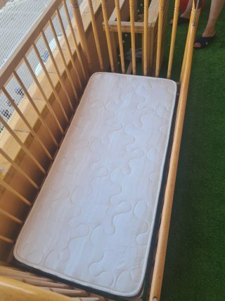 Cuna de madera con colchón Danate