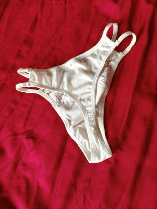 Tanga sexy marfil con encaje