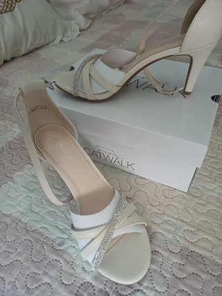 Sandalias Catwalk Beige y Plata Talla X