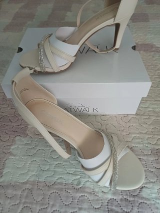 Sandalias Catwalk Beige y Plata Talla X