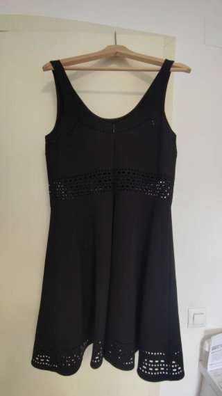 Vestido negro con detalles calados. Elegante!