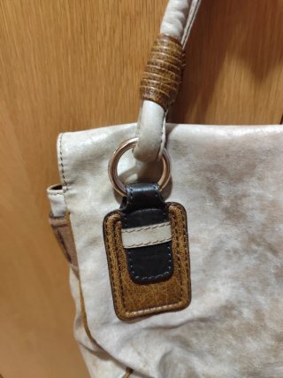 Bolso Guess Marrón y Dorado