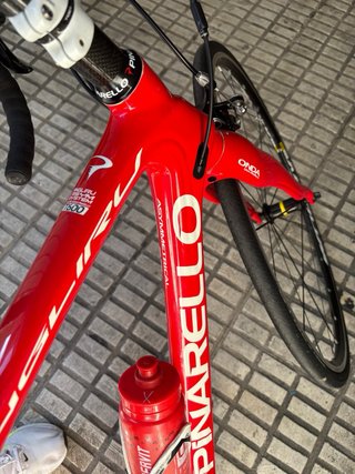 Bicicleta de carretera Pinarello Roja