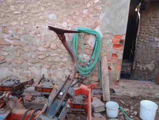 Arado con apertura hidráulica