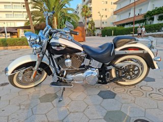 Harley-Davidson  Negra y blanca Softaill de Luxe,