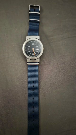 Reloj analógico azul y plateado