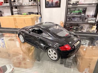 Audi TT Revell abre tudo 1 18 Preto