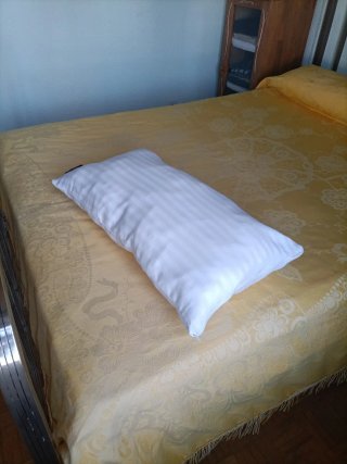 Almohada de cama blanca