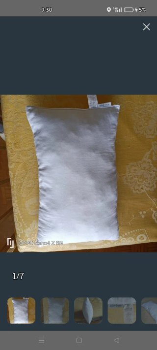 Almohada de cama blanca