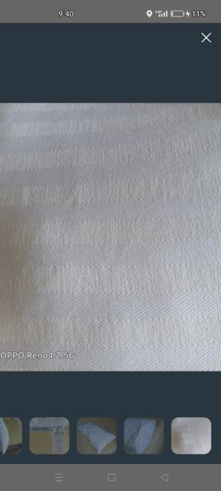 Almohada de cama blanca