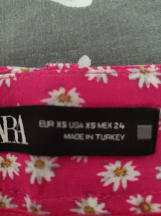 Falda Zara floral rosa