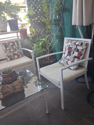 Conjunto de jardín: sofá, mesa y cojines