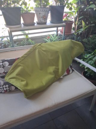 Conjunto de jardín: sofá, mesa y cojines