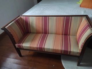 Sofá pequeño de tela y madera
