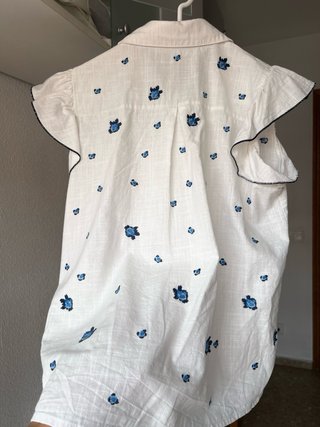 Blusa blanca con flores azules