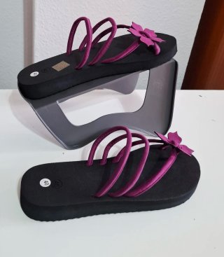 Chanclas moradas con flor