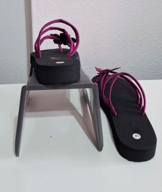 Chanclas moradas con flor