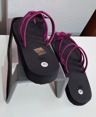 Chanclas moradas con flor