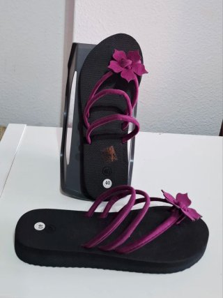 Chanclas moradas con flor