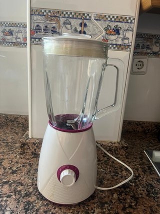Batidora de vaso blanca y morada