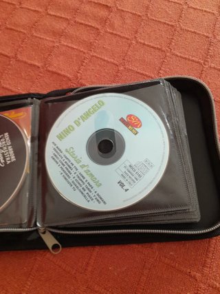 Custodia CD compilation con all'interno vari Cd