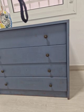 Cómoda azul de madera