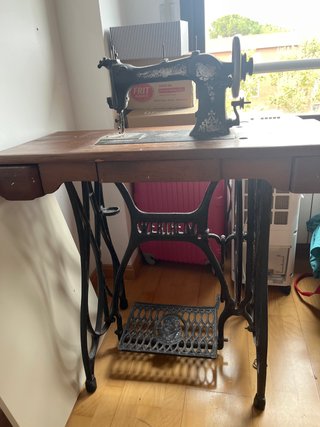 Máquina de coser antigua de mesa