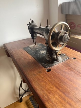 Máquina de coser antigua de mesa
