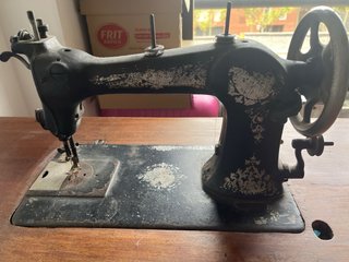 Máquina de coser antigua de mesa