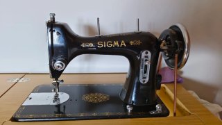 Máquina de coser Sigma antigua con mueble