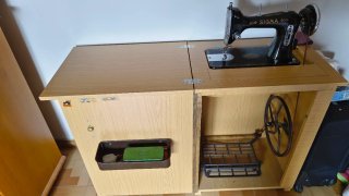 Máquina de coser Sigma antigua con mueble