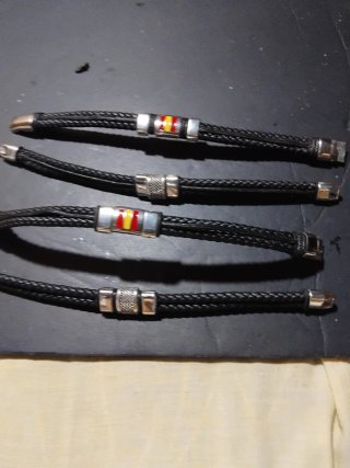 Pulseras cuero trenzado con detalle bandera
