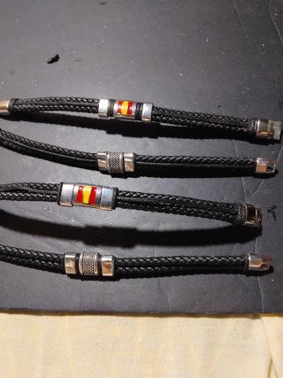 Pulseras cuero trenzado con detalle bandera