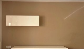 Mueble de pared blanco y beige