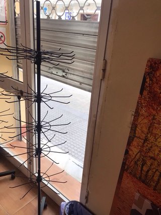 Expositor Giratorio Metálico con Rueda para tienda