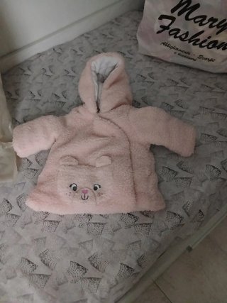 Tuta neonata rosa con cappuccio e orecchie
